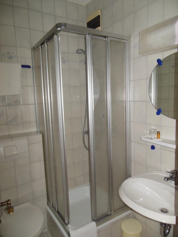 Gruener Baum Hotel Щетен Стая снимка